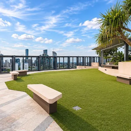 Level 22 Skyline Views With Sauna, Gym, Pool And Free Parking *