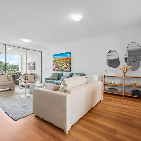 Entire Unit - 2 Pools - Sauna - Park - Cbd Views - Baby Ready Apartment *