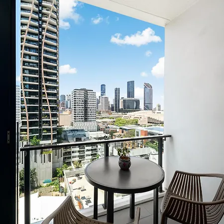 Apartment Convenient To Urban Living By Private Host