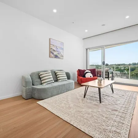 Apartment Across From Train And Bus Station Pool Gym And View *