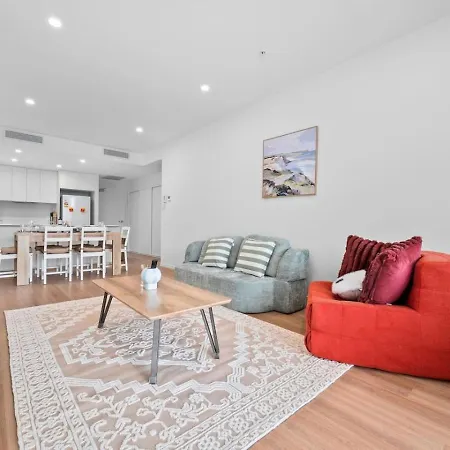Across From Train And Bus Station Pool Gym And View Apartment *