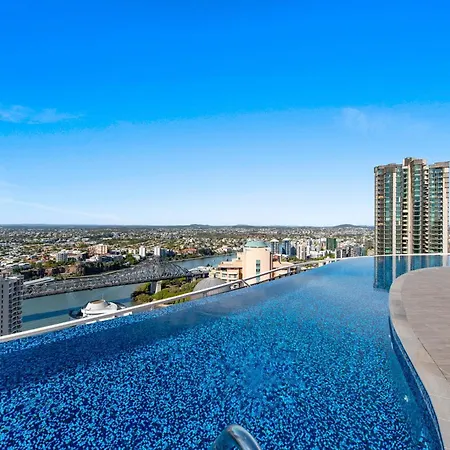 Apartment Inspired Serenity With River Views, Fast Wifi, Carpark, Gym, Rooftop Pool