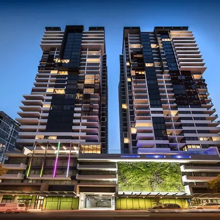 Apartment Urban Escape: Great Location W/ Cityscape *