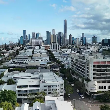 Apartment 2 Level Skyloft - Pool - Sleeps 6 - Baby Brisbane