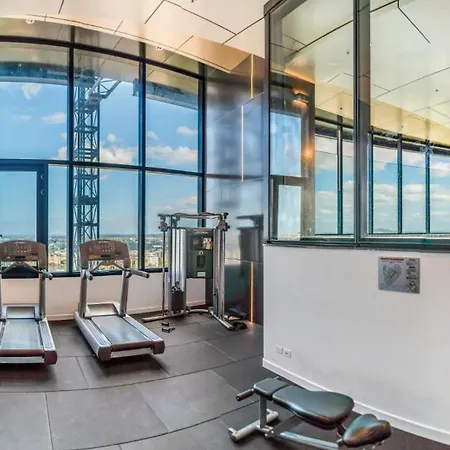 Sky Tower 1br Luxe Retreat Pool & Gym Brisbane