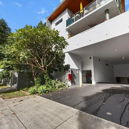 Apartment Bulimba Apartment - Ferry Access - Near Oxford St - Sleeps 8 - Baby & Work Ready *