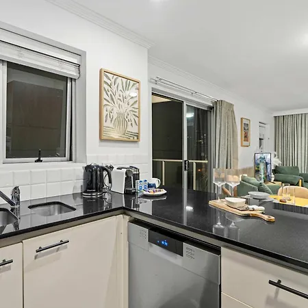 Stylish 2 Bed 2 Bath Balcony Parking Pool & Gym