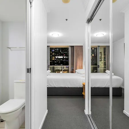 Stylish 2 Bed 2 Bath Balcony Parking Pool & Gym * Brisbane