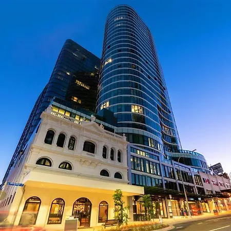 Rooftop Infinity Pool Heated Pool, Gym, Free Parking & Apartment