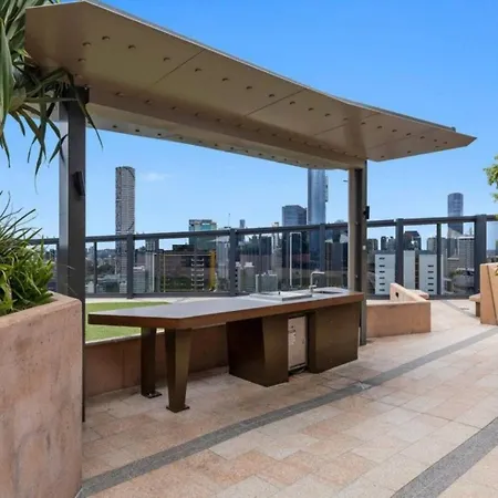 Stunning River & Mountain Views With 2br, Pool & Gym Brisbane