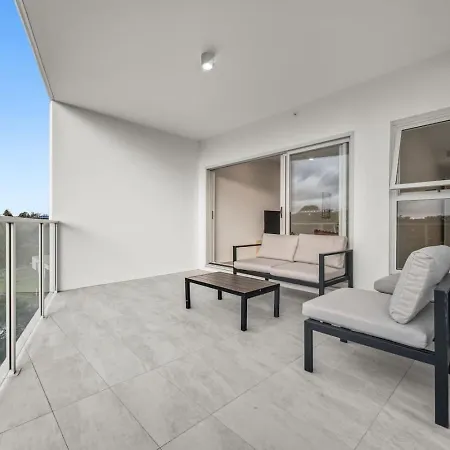 Across From Train And Bus Station Pool Gym And View Apartment Brisbane