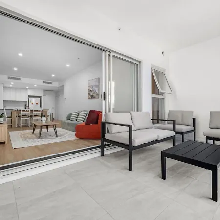 Apartment Across From Train And Bus Station Pool Gym And View Brisbane