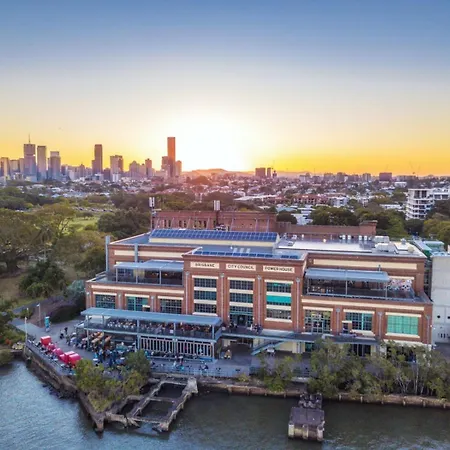 Apartment Modern 2br With River Views, Rooftop Pool, Parking