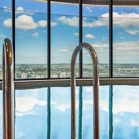 Sky Tower 1br Luxe Retreat Pool & Gym Brisbane
