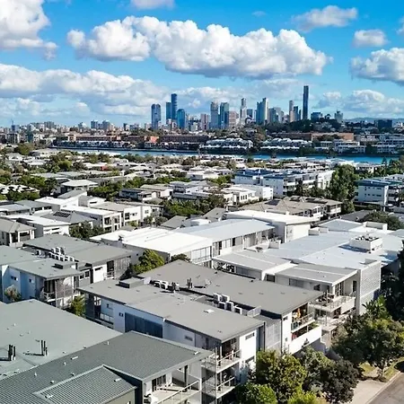 Bulimba Apartment - Ferry Access - Near Oxford St - Sleeps 8 - Baby & Work Ready Apartment Brisbane