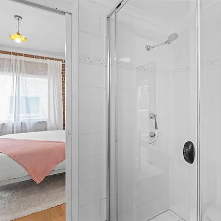 Apartment 2br 2ba Indooroopilly-walk To Shops & Bus Brisbane