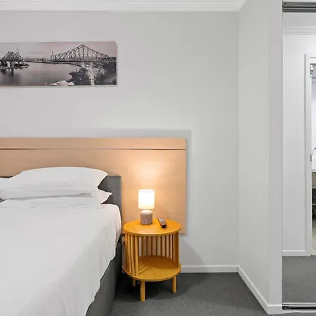 Stylish 2 Bed 2 Bath Balcony Parking Pool & Gym Apartment *