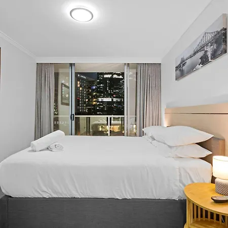 Apartment Stylish 2 Bed 2 Bath Balcony Parking Pool & Gym *