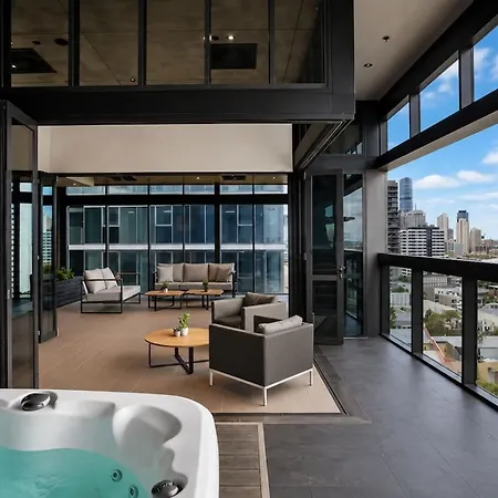 Level 22 Skyline Views With Sauna, Gym, Pool And Free Parking Brisbane