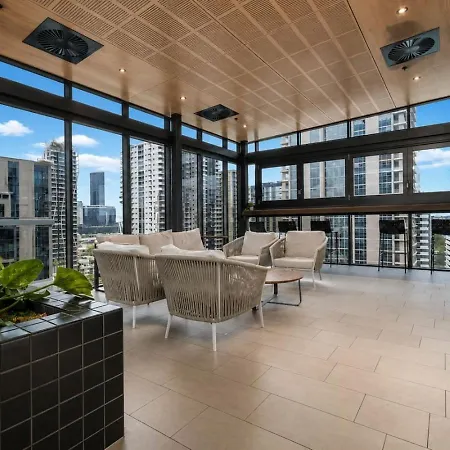 Apartment Level 22 Skyline Views With Sauna, Gym, Pool And Free Parking