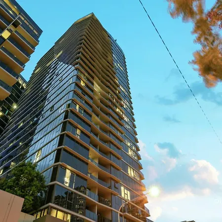 Stunning River & Mountain Views With 2br, Pool & Gym Brisbane