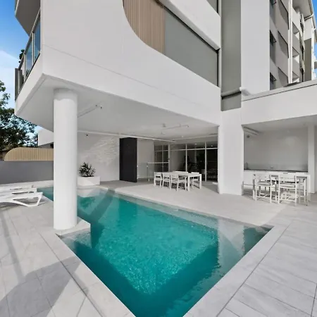 Across From Train And Bus Station Pool Gym And View Apartment *