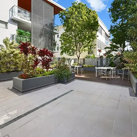 Bulimba Apartment - Ferry Access - Near Oxford St - Sleeps 8 - Baby & Work Ready Apartment *