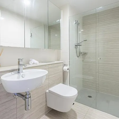 Skyline Elegance 2bdr Pool Gym Sauna Parking Apartment Brisbane