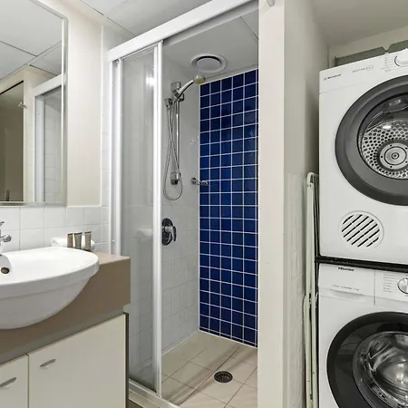 Apartment Stylish 2 Bed 2 Bath Balcony Parking Pool & Gym
