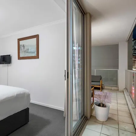 Stylish 2 Bed 2 Bath Balcony Parking Pool & Gym Brisbane