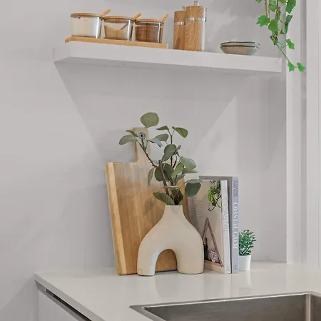 Luxury 2 Bed 2 Bath Parking Pool Gym & Sauna Apartment Brisbane