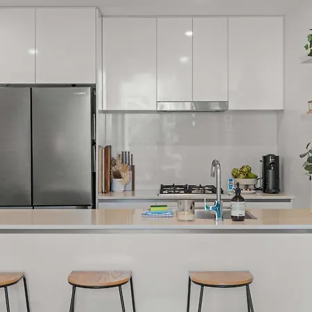 Luxury 2 Bed 2 Bath Parking Pool Gym & Sauna Apartment Brisbane