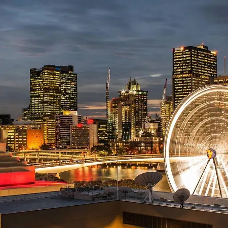 Level 22 Skyline Views With Sauna, Gym, Pool And Free Parking Apartment *