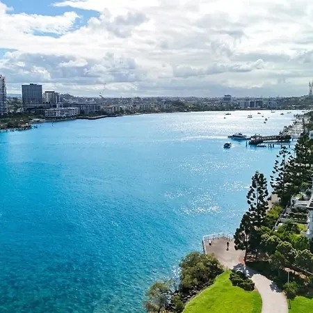 Bulimba Apartment - Ferry Access - Near Oxford St - Sleeps 8 - Baby & Work Ready Apartment *