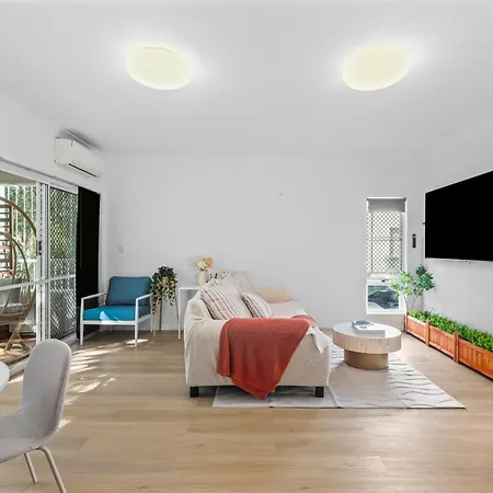 2br 2ba Indooroopilly-walk To Shops & Bus *