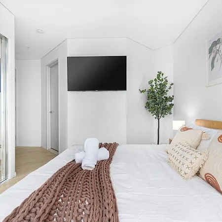 Skyline Elegance 2bdr Pool Gym Sauna Parking Apartment *