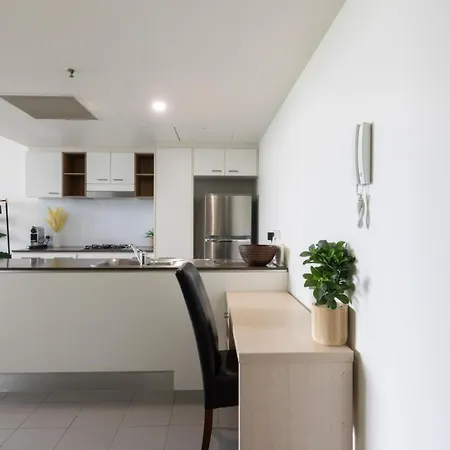 Chic 1br Retreat Heart Of Pool&gym Views *