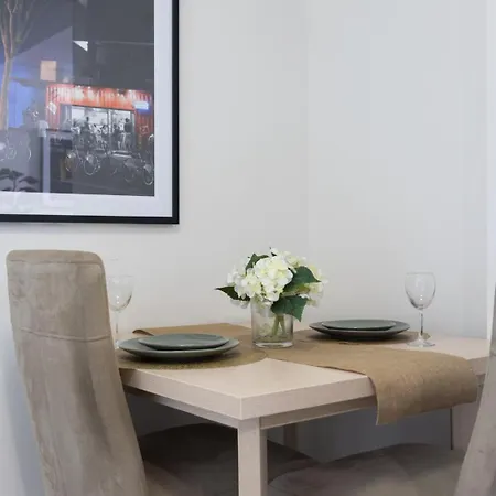 Chic 1br Retreat Heart Of Pool&gym Views Brisbane