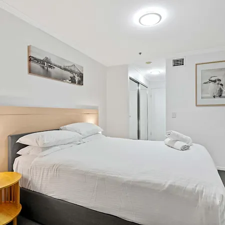 Stylish 2 Bed 2 Bath Balcony Parking Pool & Gym Brisbane