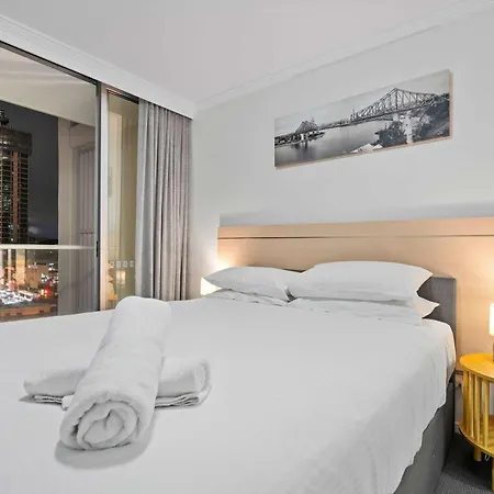Stylish 2 Bed 2 Bath Balcony Parking Pool & Gym Apartment *