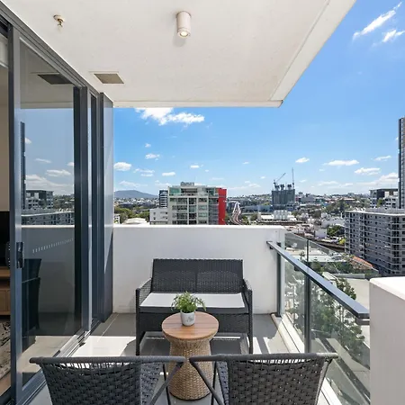 Apartment Convenient To Urban Living By Private Host *