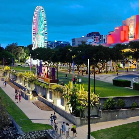 King Bed, Views, Car Park & Perfect Location! * Brisbane