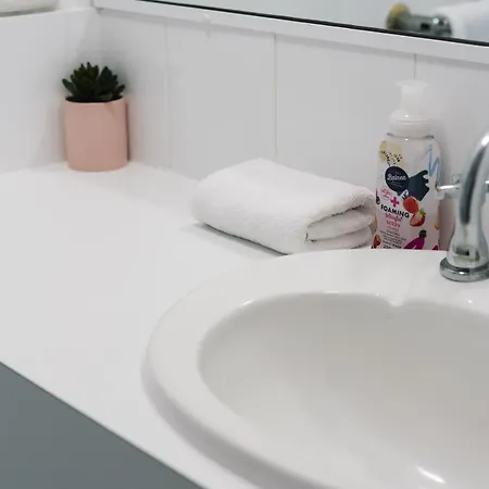 2br 2ba Indooroopilly-walk To Shops & Bus *