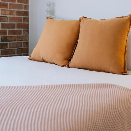 2br 2ba Indooroopilly-walk To Shops & Bus * Brisbane