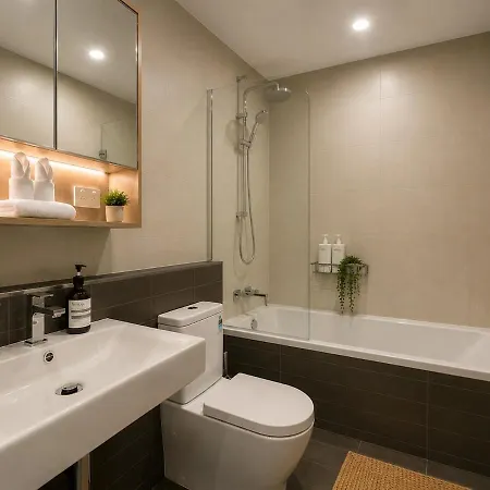 Apartment Two Private Ensuites Modern Brisbane