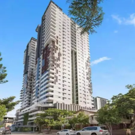 Apartment Convenient To Urban Living By Private Host *