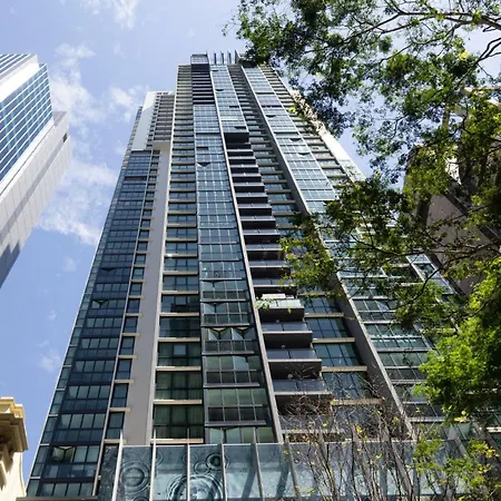 Chic 1br Retreat Heart Of Pool&gym Views *