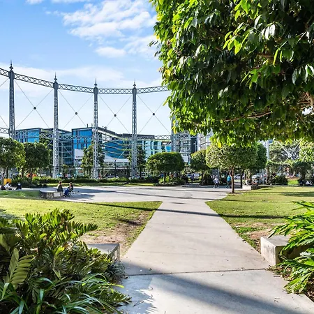 Apartment Luxury 2 Bed 2 Bath Parking Pool Gym & Sauna Brisbane