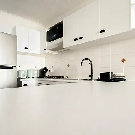 Apartment 2br - Lagoon Pool Gym - Sleeps 6 - Baby Equipped - Free Parking Brisbane