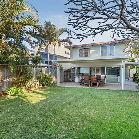 Sunny Bayside Escape In Lota Holiday home